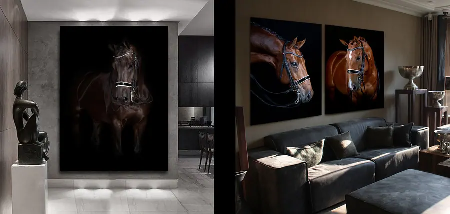 Twee grote paardenportretten aan de muur in een woonkamer
