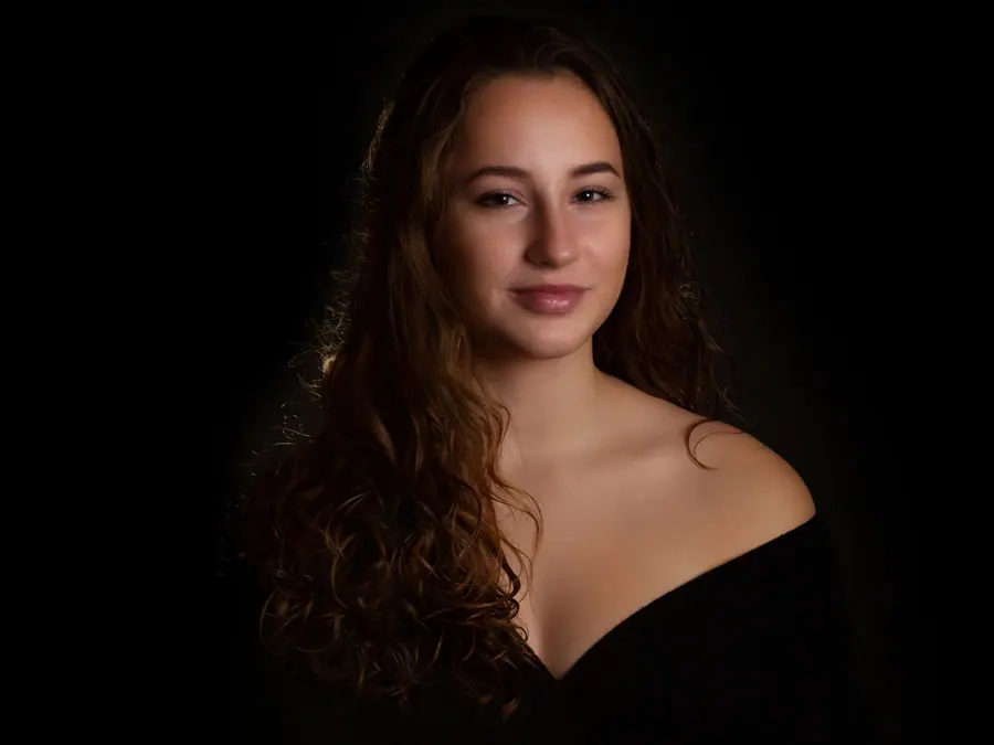 Portret van een jonge vrouw met lang krullend haar