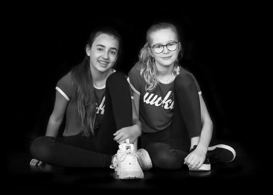Twee meisjes samen in een zwart-wit portret