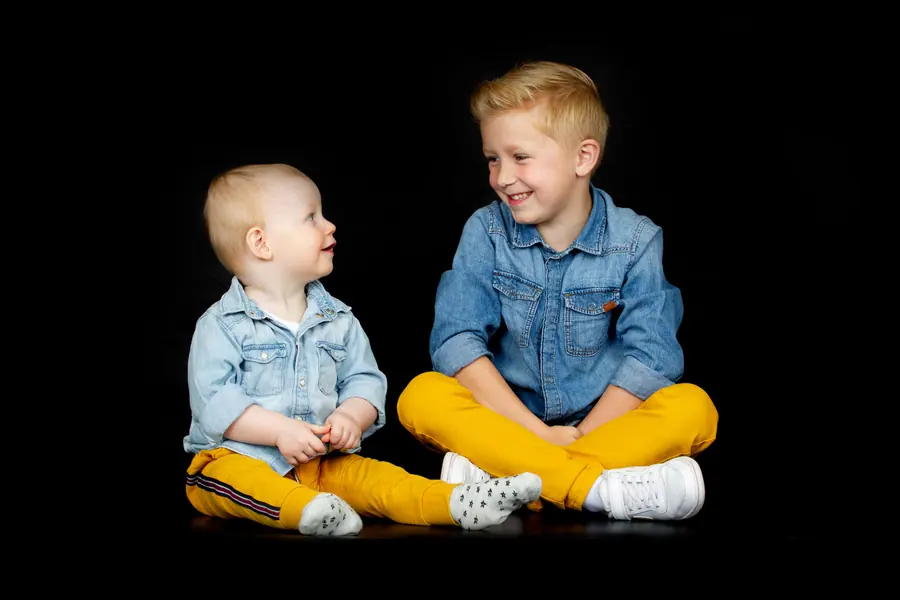 Twee broertjes in spijkerjasjes