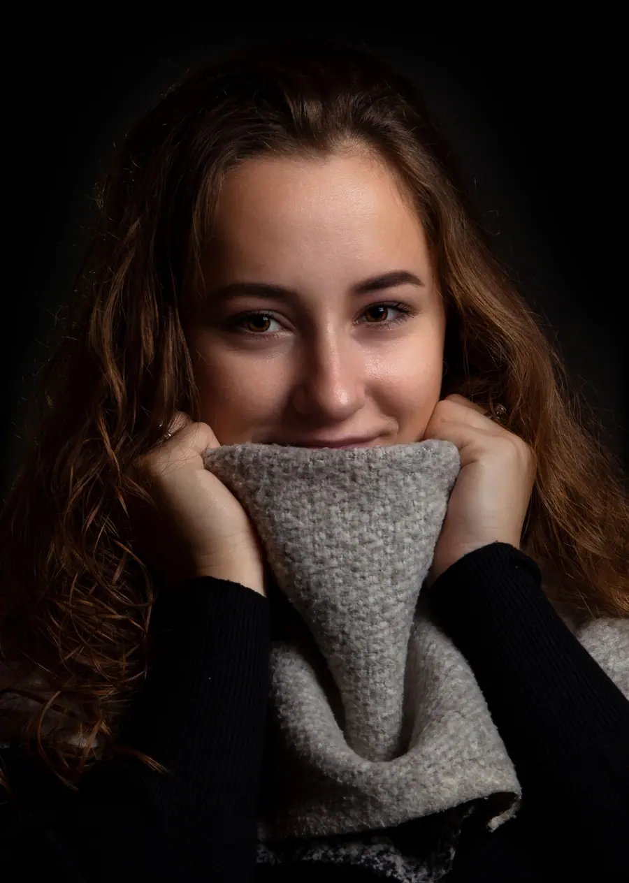 Jonge vrouw met een sjaal voor haar gezicht